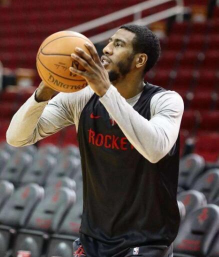 艾顿：我来湖人是填补空缺的，他们长期缺少攻守兼备的大个子（艾顿：加盟湖人是为补短板，球队长期缺少攻防一体的内线）