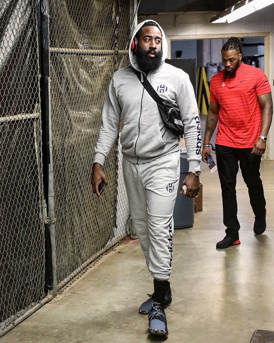 欧冠赛前穆里尼奥与两名昔日弟子重逢，并亲吻了斯内德的光头（欧冠赛前，穆里尼奥与两位旧将相聚，并亲吻斯内德的光头）