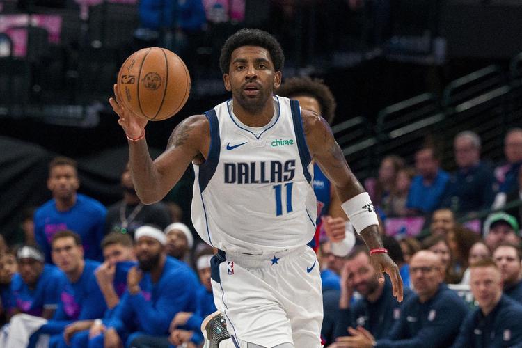 曼联最青睐的中场引援目标身价或将超过1亿英镑。（曼联看中的中场标价或将破亿英镑）