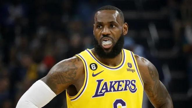 热议汪士钦红牌：对方踢人很隐蔽；染红动作太业余，狂性大发（汪士钦红牌引热议：对手隐蔽踢人遭质疑，染红举动显业余且情绪失控）