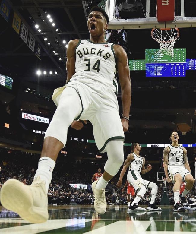 半场： 萨索洛2-1佛罗伦萨，曼德拉戈拉点射，沃尔帕托破门（半场战报：萨索洛2-1领先佛罗伦萨，曼德拉戈拉点球命中，沃尔帕托破门）