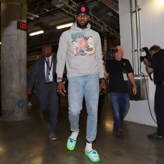 刘军帅晒海牛队与远征军合照：又在末轮完成目标，祝未来可期（刘军帅晒海牛队与远征军合影：再度在末轮达成目标，愿前路可期）