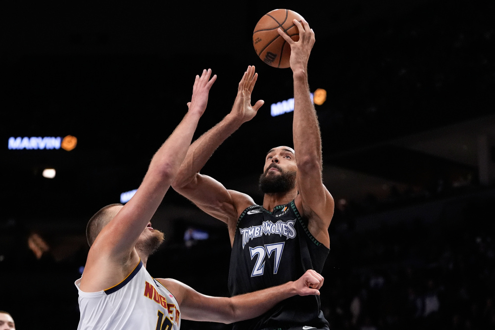 F1世界冠军现身2025阿布扎比大奖赛（F1世界冠军亮相2025年阿布扎比大奖赛）